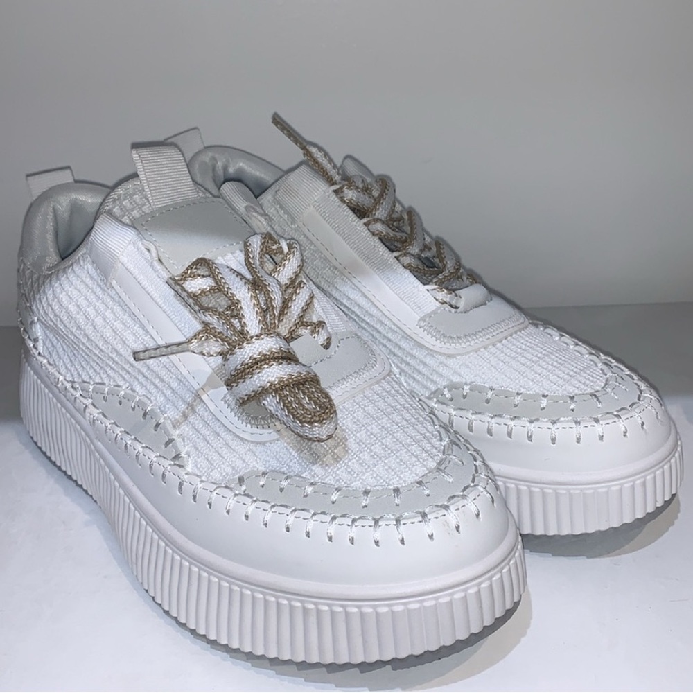 Classic White Sneakers for Everyday Comfort